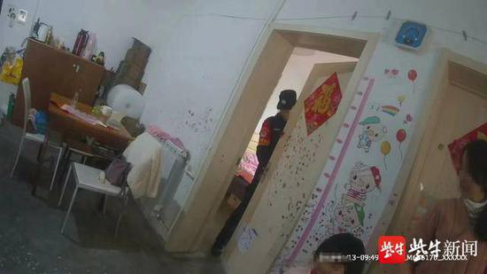 图为民警前来帮忙开房门。