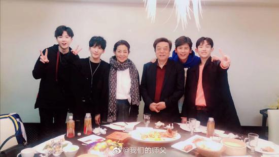 刘宇宁、大张伟、于晓光、董思成（左起）和倪萍、赵忠祥聚会。