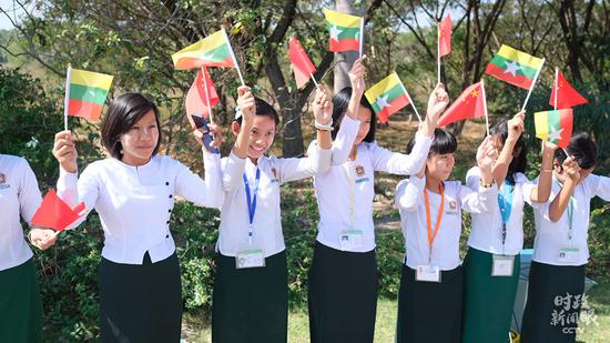 △青年学生们统一身着校服欢迎习主席。（总台央视记者王萌萌拍摄）