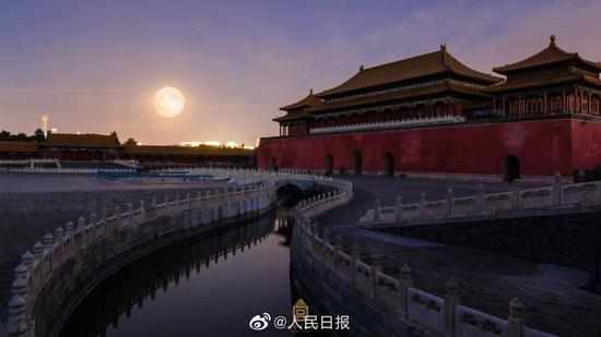 越野车进故宫引轩然大波 人民日报：故宫不容碾