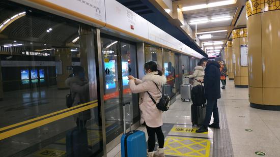 1月23日上午，在北京地铁磁器口站候车的乘客们带有口罩。新京报记者 刘名洋  摄