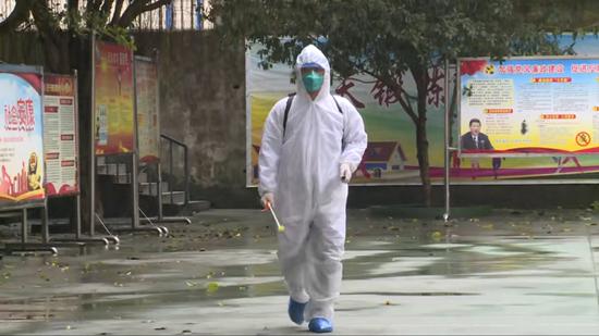 医护人员正在井研县集中观察点工作。新京报记者 朱必胜 摄