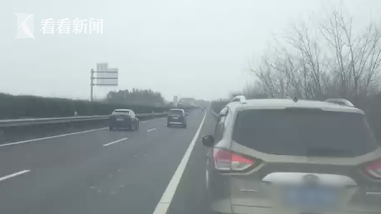 返岗复工途中车没油了 司机违停高速打起“麻将