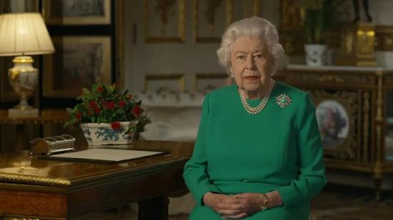 英国女王在温莎城堡发表讲话。/BBC视频直播截图