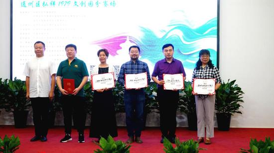 通州区文化和旅游局文促中心负责人为专家发放聘书