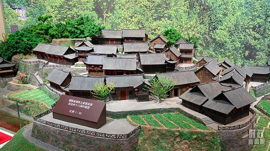 △湖南湘西十八洞村模型，比例为1∶50。（总台央视记者石丞拍摄）