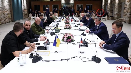 ▲俄罗斯与乌克兰代表团新一轮和平谈判在伊斯坦布尔多尔玛巴赫切宫开始（红圈中为阿布拉莫维奇）