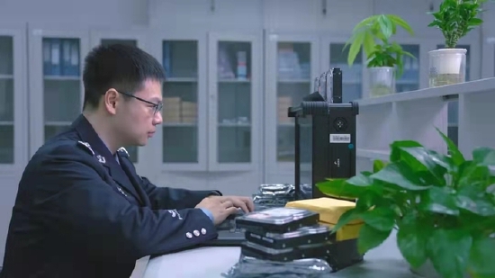  图为王崇鹏。（受访者供图）