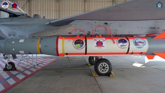 F-15機翼下掛載的「藍雀」靶彈。