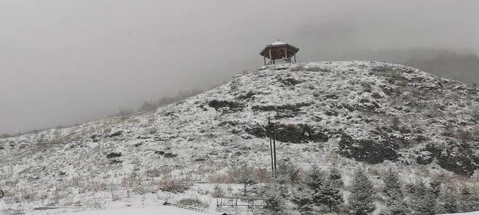 北京最高气温16度!北京门头沟灵山飘雪花