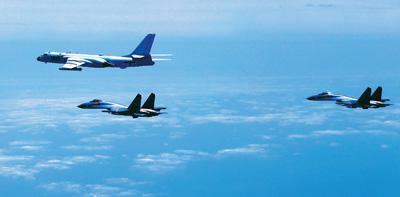 中国空军多型战机近日连续“绕岛巡航”检验实战能力。图为4月19日,中国空军轰-6K等多型战机开展海上方向实战化军事训练。翟培松摄(新华社发)