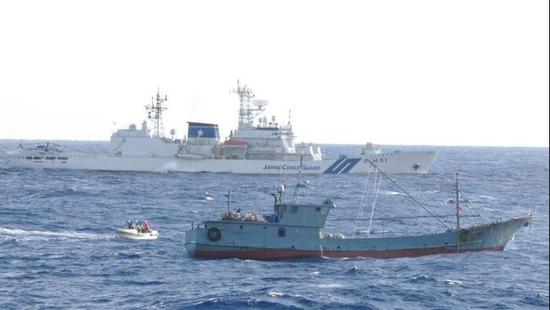 现场图：日本海上安保船（远）与中国渔船（近），来自横滨海上安保部