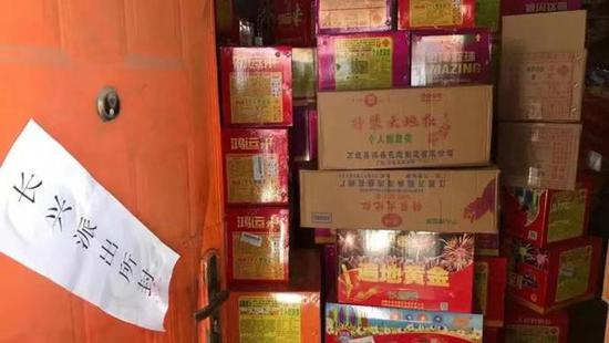 上海一民宅堆满254箱非法烟花爆竹 两嫌疑人被拘