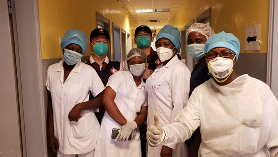 ↑ 2020年5月26日，中国抗疫医疗专家组在刚果（布）首都布拉柴维尔指导新冠肺炎病房建设时，与当地一线医务人员合影。
