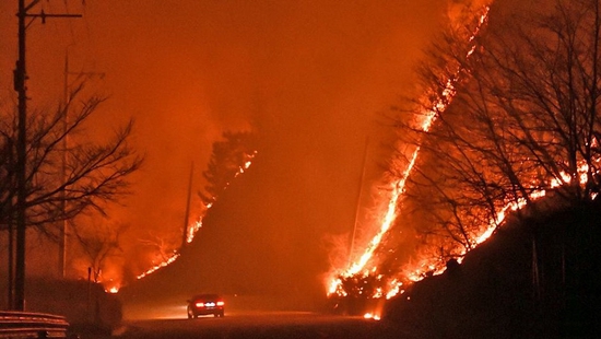 韩国东海岸的大片地区被大火吞噬。