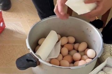 无言的爱！婆婆为返程儿媳包好每一个鸡蛋