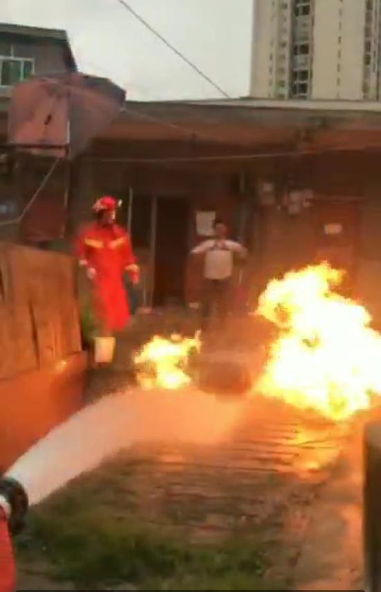 8月4日，贵州清镇一男子在家中将煤气罐引燃。贵阳消防支队供图