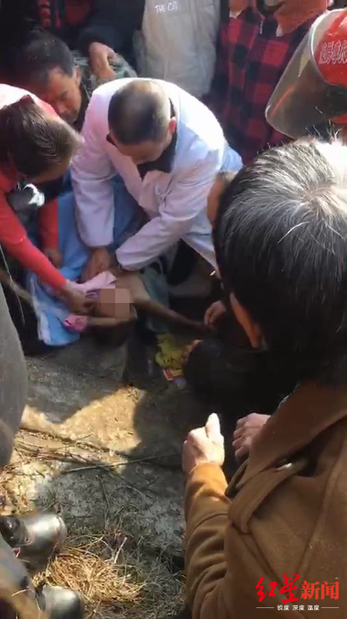 男童溺水呼吸心跳全无街坊排水医生抢救生还