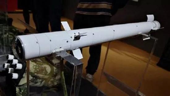 ▲QN-202微型导弹的展示模型,可见外形与“长矛”导弹较为接近,但其采用“发射后不管”设计,更为先进。