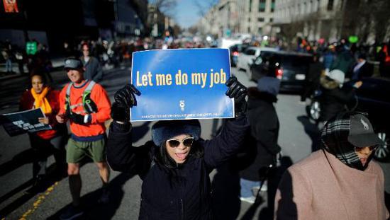 美国多地爆发以被迫休假联邦雇员为主的抗议活动。（图源：路透社）