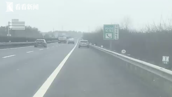 返岗复工途中车没油了 司机违停高速打起“麻将