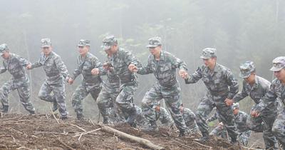 11月16日，扫雷官兵正在老山西侧雷场徒步验收已扫雷场。虎遵会摄