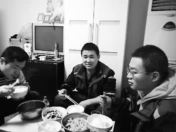 2月22日12时，忙完一上午的配送，宋凯还能在宿舍做饭给组员吃。