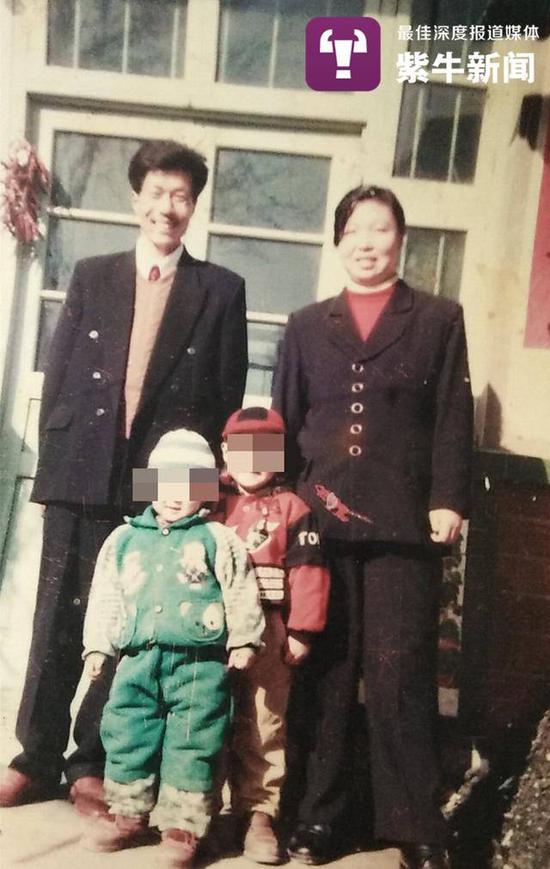 陈秀英夫妻带着儿子（红衣男童）合影