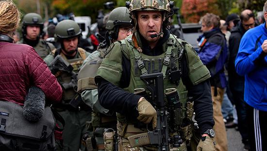 在枪击案现场的特警.图片来源:视觉中国