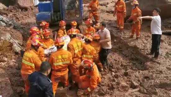方某华被掩埋15小时后获救。云南省消防总队供图