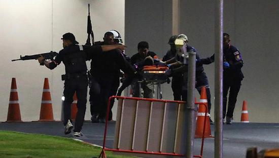 警方护送伤者离开。图片来源：《曼谷邮报》