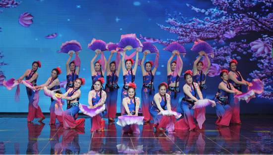 阳泉市群众文化惠民活动颁奖晚会邀请群众文化赛事的获奖选手登上舞台