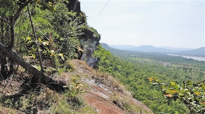 孕妇王女士在泰国乌汶帕登国家公园坠落的悬崖。图/新京报我们视频