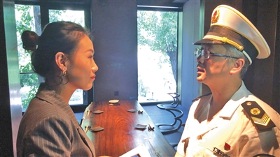 昨日下午,朝阳区卫监所执法人员前往王源吸烟的餐厅进行检查,问询餐厅负责人。