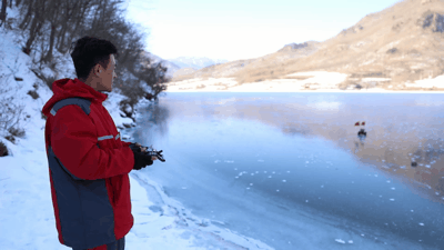 东北冬天咋送快递 快递小哥改装玩具车冰上送急