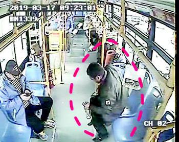監(jiān)控錄下喝酒男子。