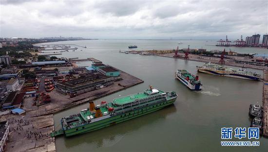 8月2日，抵达的乘客在海口秀英港轮渡码头下船（无人机拍摄）。新华社记者 郭程 摄