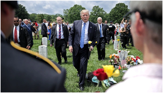 2017年的阵亡将士纪念日，特朗普在阿灵顿国家公墓迎接阵亡士兵的家人 图源：《大西洋月刊》