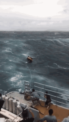 亲历普吉岛大浪游客：浪比船高 船身几乎90度摇摆