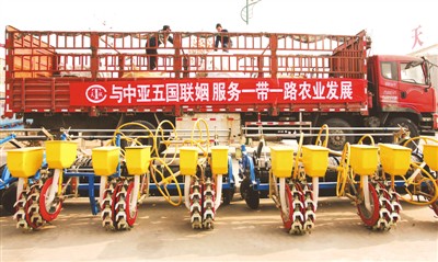 新年以来,位于新疆铁门关市二十九团天诚农机制造厂围绕“一带一路”倡议深耕海外市场,自主研发的先进农机具出口数量呈现持续增长的良好态势。目前已出口塔吉克斯坦、乌兹别克斯坦农机具达130多台(组),实现2019年首月“开门红”,成为当地民营口企业外贸发展的一大亮点。图为2019年1月22日管理,新疆铁门关市二十九团天诚农机厂工人在装运农机具销往塔吉克斯坦。徐明生摄(人民视觉)