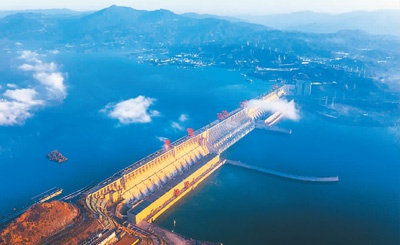三峡水库为沿江地区生产、生活用水提供了有力保障，同时也改善了长江中下游的航运条件。图为12月29日，雨后初晴的三峡大坝。 郑 坤摄（人民视觉）
