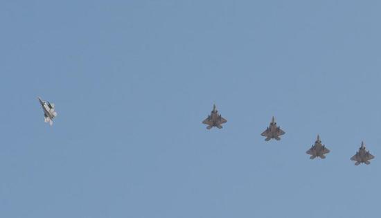 美空军多架F22隐形战机被派往卡塔尔乌代德空军基地。（图源：CNN）