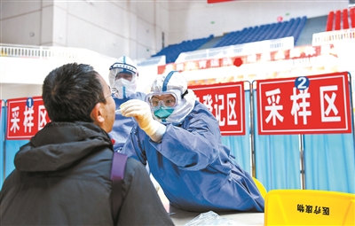 内蒙古额济纳旗开展第三轮全员核酸检测。10月22日，游客在额济纳旗文体中心核酸采样点接受检测