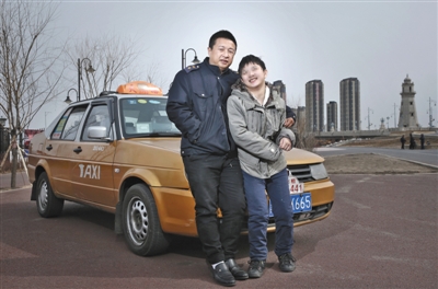 何海波和14岁的女儿慧慧，这辆出租车是他们父女俩赖以生存的依靠。 本版摄影/新京报记者 尹亚飞