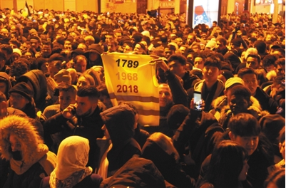 去年12月31日午夜，法国巴黎凯旋门举办迎新年活动，“黄马甲”示威者也参与了庆祝。 图/视觉中国