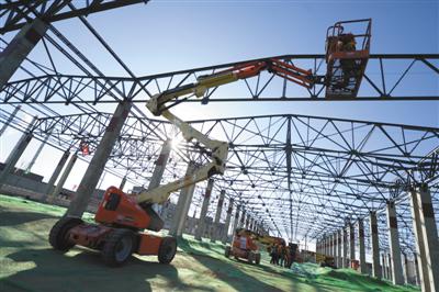 12月11日，昌平线工程的十三陵车辆段，施工人员正在为列车库搭建钢架结构。新京报记者 王贵彬 摄