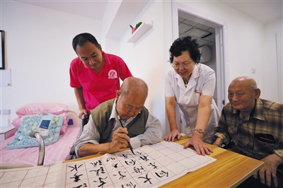 去年9月12日，安贞街道安华怡园养老照料中心开门迎客，入住老人在房间里练习书法。资料图片/新京报记者 王飞 摄