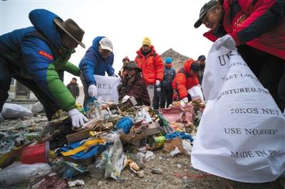 2018年4月30日，西藏日喀则，西藏喜马拉雅高山环境保护基金会成立当日，在珠峰北坡大本营开展生活垃圾清扫活动。 图/视觉中国
