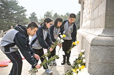学生在河北承德热河革命烈士纪念馆缅怀先烈。
　　陈琦嘉摄