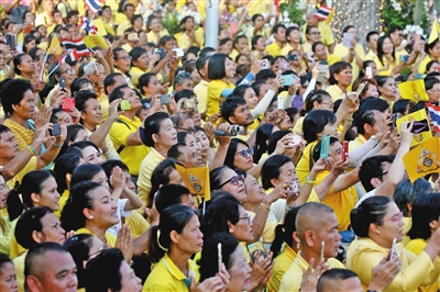 当地时间5月5日，泰国曼谷，泰国民众向哇集拉隆功国王加冕游行表示敬贺。
